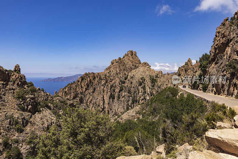 这条路穿过科西嘉岛皮亚纳附近的皮亚纳Calanques de Piana